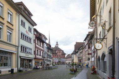 Stein Am Rhein, İsviçre - Ekim 2019: İsviçre 'nin eski küçük Stein Am Rhein kentindeki bir kasaba meydanı olan Rathausplatz' da tarihi binaları korudu.