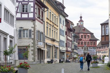 Stein Am Rhein, İsviçre - Ekim 2019: İsviçre 'nin eski küçük Stein Am Rhein kentindeki bir kasaba meydanı olan Rathausplatz' da tarihi binaları korudu.