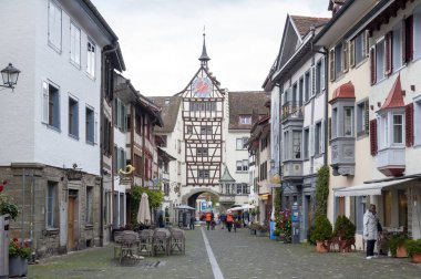 Stein Am Rhein, İsviçre - Ekim 2019: İsviçre 'nin eski küçük Stein Am Rhein kentindeki bir kasaba meydanı olan Rathausplatz' da tarihi binaları korudu.