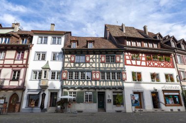 Stein Am Rhein, İsviçre - Ekim 2019: İsviçre 'nin eski küçük Stein Am Rhein kentindeki bir kasaba meydanı olan Rathausplatz' da tarihi binaları korudu.
