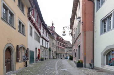 Stein Am Rhein, İsviçre - Ekim 2019: İsviçre 'nin eski küçük Stein Am Rhein kentindeki bir kasaba meydanı olan Rathausplatz' da tarihi binaları korudu.
