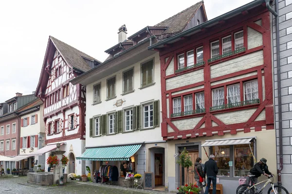 Stein Am Rhein, Suíça - outubro de 2019: Edifícios históricos preservados em Rathausplatz, uma praça da cidade na antiga cidade de Stein Am Rhein, Suíça — Fotografia de Stock