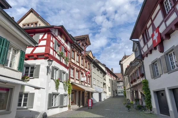 Stein Am Rhein, Švýcarsko - říjen 2019: Zachované historické budovy na Rathausplatz, náměstí ve starém městečku Stein Am Rhein, Švýcarsko — Stock fotografie