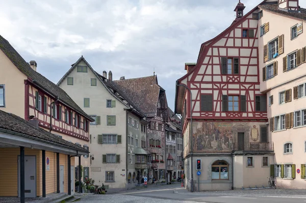Stein Am Rhein, Švýcarsko - říjen 2019: Zachované historické budovy na Rathausplatz, náměstí ve starém městečku Stein Am Rhein, Švýcarsko — Stock fotografie