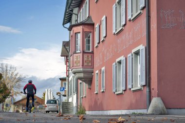 İsviçre 'nin eski küçük Stein Am Rhein kentindeki bir kasaba meydanı olan Rathausplatz' da dekore edilmiş körfez pencereli tarihi ortaçağ binası.