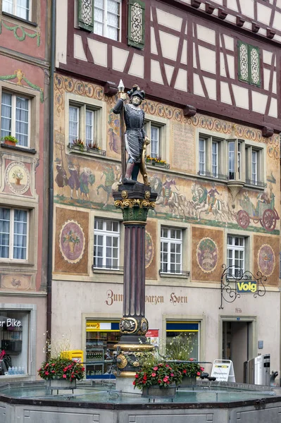 Stadtbrunnen nebo Marktbrunnen, městská kašna zdobená sochou vojáka stojící na sloupu na Rathausplatz, náměstí ve Stein Am Rhein, Švýcarsko — Stock fotografie
