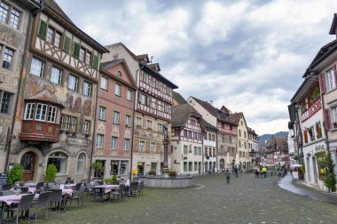 Stein Am Rhein, İsviçre - Ekim 2019: Rathausplatz sahnesi, İsviçre 'nin eski küçük Stein Am Rhein kentindeki bir kasaba meydanı, renkli tarihi binalarla dolu.