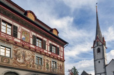 Stein Am Rhein, İsviçre - Ekim 2019: Rathausplatz 'daki tarihi binaların dışı, İsviçre' nin eski küçük Stein Am Rhein kentindeki bir kasaba meydanı.