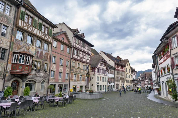 Stein Am Rhein, İsviçre - Ekim 2019: Rathausplatz sahnesi, İsviçre 'nin eski küçük Stein Am Rhein kentindeki bir kasaba meydanı, renkli tarihi binalarla dolu.