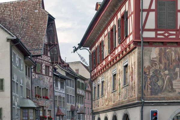 Stein Am Rhein, Švýcarsko - říjen 2019: Exteriér historických budov na Rathausplatz, náměstí ve starém městečku Stein Am Rhein, Švýcarsko. — Stock fotografie