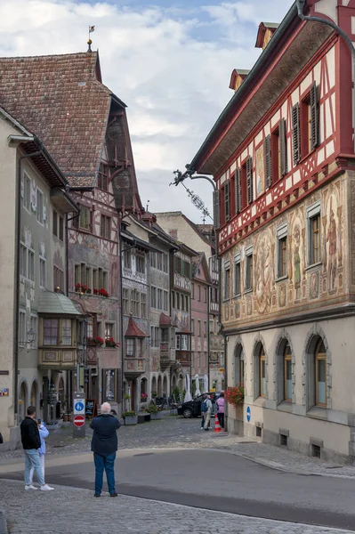 Stein Am Rhein, Švýcarsko - říjen 2019: Scéna Rathausplatz, náměstí ve starém městečku Stein Am Rhein, Švýcarsko, plné barevných historických budov — Stock fotografie