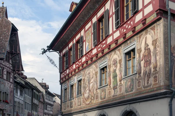 Stein Am Rhein, Švýcarsko - říjen 2019: Exteriér historických budov na Rathausplatz, náměstí ve starém městečku Stein Am Rhein, Švýcarsko. — Stock fotografie