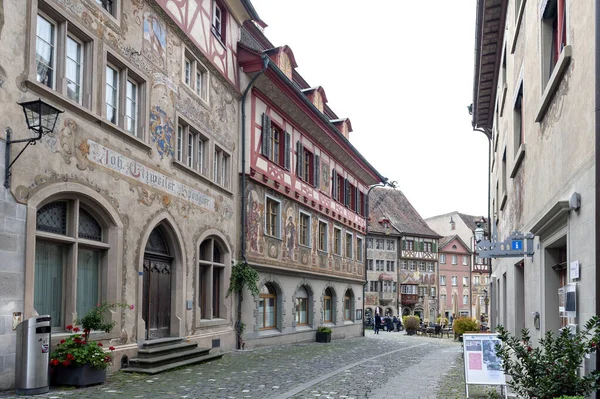 Stein Am Rhein, Schweiz - oktober 2019: Scen av Rathausplatz, ett torg i gamla lilla staden Stein Am Rhein, Schweiz, full av färgglada historiska byggnader — Stockfoto