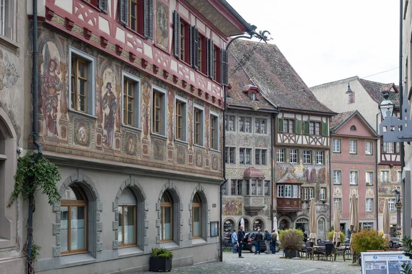 Stein Am Rhein, Švýcarsko - říjen 2019: Scéna Rathausplatz, náměstí ve starém městečku Stein Am Rhein, Švýcarsko, plné barevných historických budov — Stock fotografie