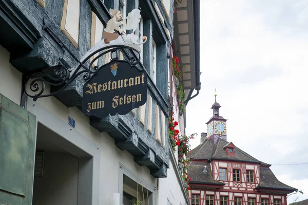 Stein am rhein, schweiz - oktober 2019: alte beschilderung von shop, bar und restaurant am gebäudingl in stein am rhein, schweiz. — Stockfoto