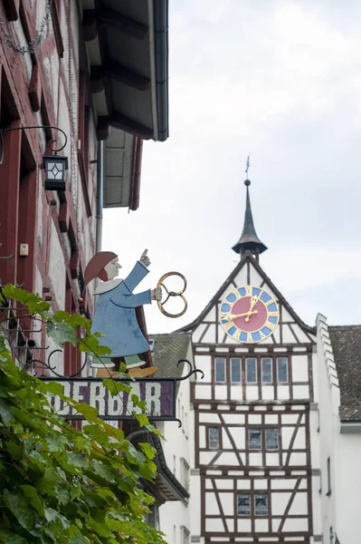 Stein Am Rhein, Zwitserland - oktober 2019: Oude bewegwijzering van winkel, bar en restaurant op gebouw in Stein Am Rhein, Zwitserland. — Stockfoto