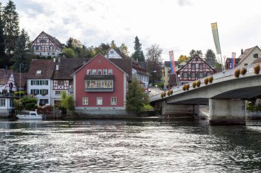 Schaffhausen, İsviçre 'de Ren nehrinde küçük tarihi bir kasaba olan Stein Am Rhein' in manzarası