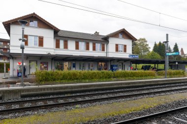 Stein Am Rhein, İsviçre - Ekim 2019: İsviçre 'nin Schaffhausen kentinde Ren nehrinin güney kıyısında yer alan İsviçre Federal Demiryolları' na ait Buhar Rhein tren istasyonu