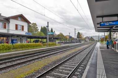 Stein Am Rhein, İsviçre - Ekim 2019: İsviçre 'nin Schaffhausen kentinde Ren nehrinin güney kıyısında yer alan İsviçre Federal Demiryolları' na ait Buhar Rhein tren istasyonu