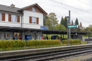 Stein Am Rhein, İsviçre - Ekim 2019: İsviçre 'nin Schaffhausen kentinde Ren nehrinin güney kıyısında yer alan İsviçre Federal Demiryolları' na ait Buhar Rhein tren istasyonu