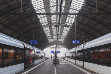 St. Gallen, İsviçre - Ekim 2019: İsviçre Federal Demiryolları (SBB CFF FFS) tarafından işletilen St. Gallen S-Bahn ve Appenzell Demiryolları 'nın merkez istasyonu (AB).