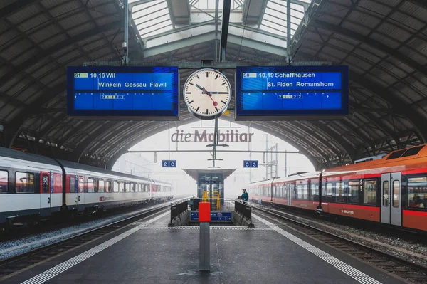 St. Gallen, İsviçre - Ekim 2019: İsviçre Federal Demiryolları (SBB CFF FFS) tarafından işletilen St. Gallen S-Bahn ve Appenzell Demiryolları 'nın merkez istasyonu (AB).