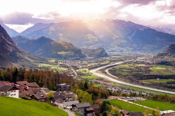 特里森贝格的山坡村庄和中欧国家列支敦士登与瑞士的自然边界莱茵河的风景鸟瞰 — 图库照片