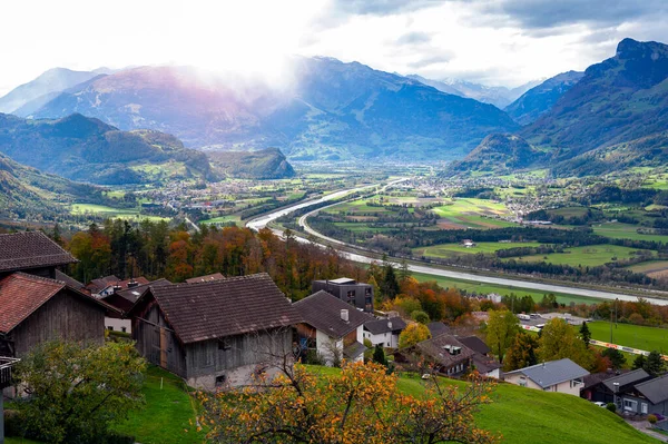 特里森贝格的山坡村庄和中欧国家列支敦士登与瑞士的自然边界莱茵河的风景鸟瞰 — 图库照片
