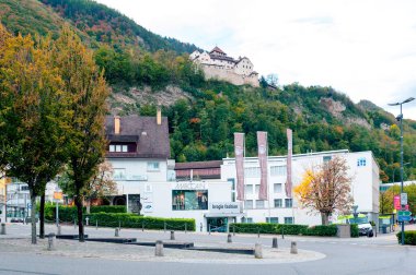Vaduz, Lihtenştayn - Ekim 2019: Vaduz şehir merkezindeki kentsel sokak manzaraları, Avrupa Alpleri 'nin Yukarı Ren Vadisi' nde yer alan mikro bir kent.