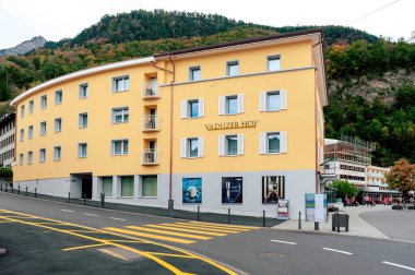Vaduz, Lihtenştayn - Ekim 2019: Vaduz şehir merkezindeki kentsel sokak manzaraları, Avrupa Alpleri 'nin Yukarı Ren Vadisi' nde yer alan mikro bir kent.