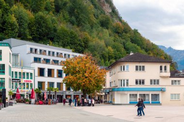 Vaduz, Lihtenştayn - Ekim 2019: Vaduz şehir merkezindeki kentsel sokak manzaraları, Avrupa Alpleri 'nin Yukarı Ren Vadisi' nde yer alan mikro bir kent.