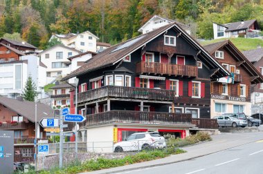 Triesenberg, Lihtenştayn - Ekim 2019: Liechtenstein 'in bir belediyesi olan Triesenberg' deki tepe köyünün manzarası, Avrupa Alpleri 'nin Yukarı Ren Vadisi' nde yer almaktadır.
