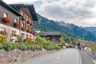 Triesenberg, Lihtenştayn - Ekim 2019: Liechtenstein 'in bir belediyesi olan Triesenberg' deki tepe köyünün manzarası, Avrupa Alpleri 'nin Yukarı Ren Vadisi' nde yer almaktadır.