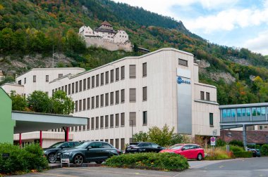 Vaduz, Lihtenştayn - Ekim 2019: Liechtenstein 'in başkenti Vaduz' un eteğindeki Vaduz eteğindeki VP Bank genel merkezinin inşası