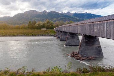 Vaduz, Lihtenştayn - Ekim 2019: Alte Rheinbrucke, Ren nehri üzerinde, Lihtenştayn 'daki Vaduz ve İsviçre' deki Sevelen belediyeleri arasındaki sınırda bulunan eski ahşap bir köprü.