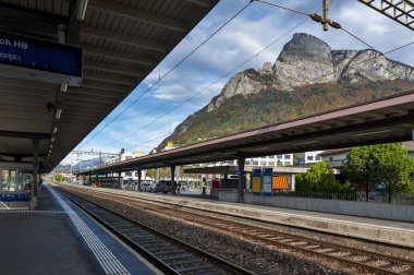 Sargans, İsviçre - Ekim 2019: İsviçre 'de İsviçre' nin St. Gallen kantonunda yer alan Sargans Tren İstasyonu 'nun arka planında Gonzen zirvesi görülüyor.