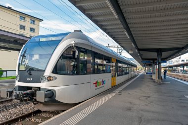 Sargans, İsviçre - Ekim 2019: ChurRorschach hattının St Gallen S-Bahn Thurbo treni İsviçre 'deki Sargans Tren İstasyonu' na vardı.