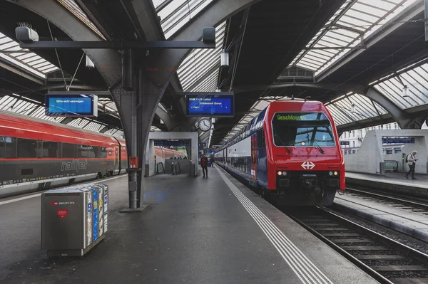 Zürih, İsviçre - Ekim 2019: Çift katlı itme-çekme S-Bahn treni (DPZ RABe 450 sınıfı) İsviçre 'nin en büyük tren istasyonu olan Zürih Merkez İstasyonu' nda durdu.