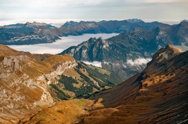 İsviçre Alpleri 'nin karla kaplı dağlarının manzarası Schilthorn' dan görülebiliyor. İsviçre 'nin Lauterbrunnen kentindeki Murren köyünün yukarısındaki Bernese Alplerinde bir zirve.
