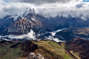İsviçre Alpleri 'nin karla kaplı dağlarının manzarası Schilthorn' dan görülebiliyor. İsviçre 'nin Lauterbrunnen kentindeki Murren köyünün yukarısındaki Bernese Alplerinde bir zirve.