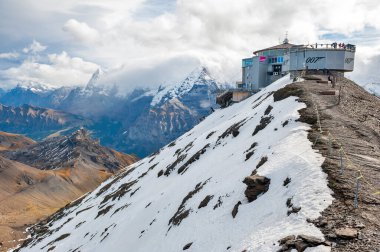 Lauterbrunnen, İsviçre - Ekim 2019: Piz Gloria, İsviçre 'deki İsviçre Alplerine bakan Schilthorn dağının zirvesinde yer alan perspektif, restoran ve teleferik terminali