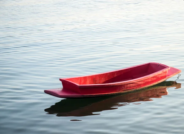 Rode boot in de zee — Stockfoto