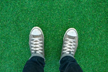 Yeşil çimenlerin üzerinde ayak