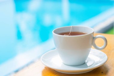 Sabahları sıcak çay içerim.