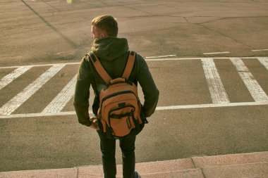 Sırt çantalı bir gezgin.