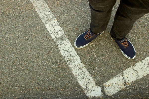 Photo Male Legs Sneakers Asphalt — Stock Photo, Image