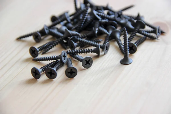 Los Tornillos Acuestan Una Mesa Madera Cerca — Foto de Stock