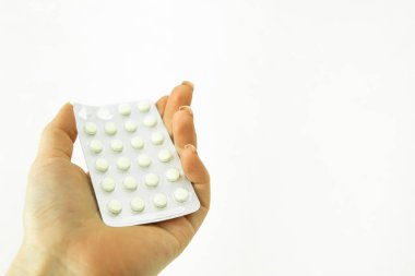 Kadın eli bir tabak sarı tablet tutuyordu.