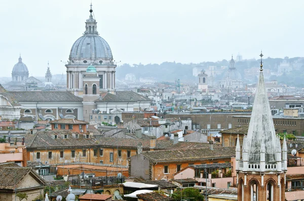 Римский взгляд на архитектуру. Можно увидеть крыши и купола соборов . — стоковое фото