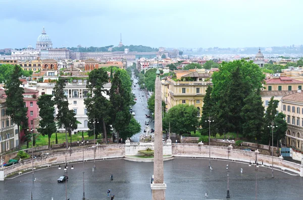 Panorama de Rome avec dôme nuageux de la basilique Saint-Pierre. Vue sur la Piazza St. Peter's et l'architecture de la ville . — Photo